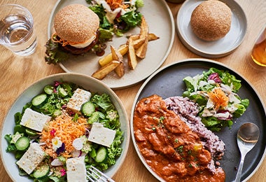  Ensalada y hamburguesa con quesos veganos  