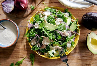 Ensalada con rúgula y queso azul, uno de los platos de sabor dulce y amargo más conocidos en el mundo