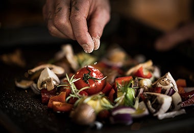 Ensalada sazonada con tomate y zucchini  