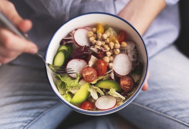 Una ensalada con verduras frescas es una cena sin gluten ideal.