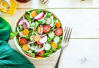 Ensalada navideña con verduras de distintos colores. 