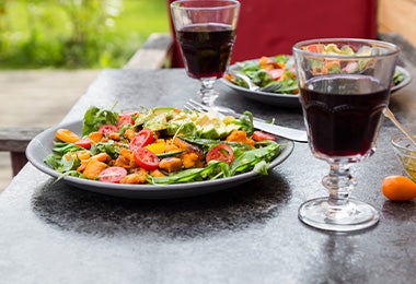 Una ensalada navideña fresca, con tomates cherry y zanahoria, entre otros ingredientes. 