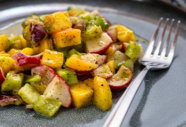 La ensalada navideña puede tener frutas y verduras. 