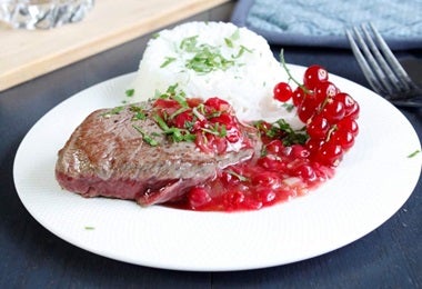 Filete de res con salsa de chutney de mango y grosellas con arroz