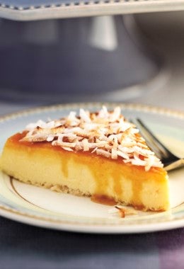 Flan de bienmesabe con coco rallado encima.