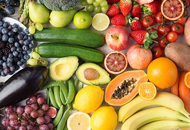 Frutas y verduras fuentes de vitaminas en alimentación balanceada 