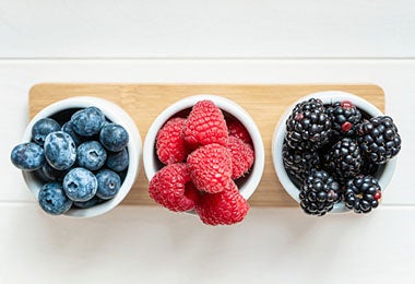 Variedad frutos rojos frambuesas, moras azules y zarzamoras  