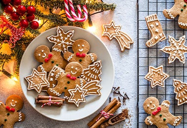 Galletas navideñas caseras sobre una mesa gris.
