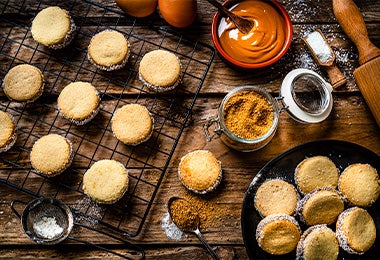 Galletas rellenas de chocolate y arequipe sobre la base de un horno