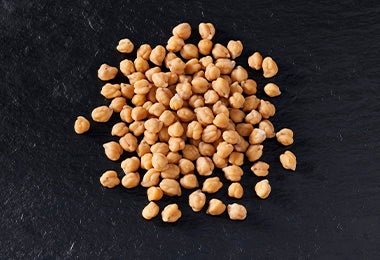 Garbanzos ingrediente del hummus clásico y de betabel