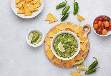 Guacamole fresco picante servido con totopos.
