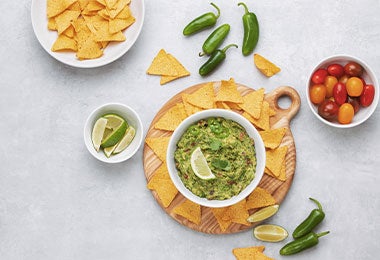 Bowl de guacamole para acompañar tus tacos de mariscos.