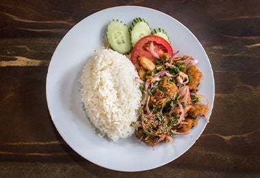 Arroz blanco y verduras como guarniciones para pollo.