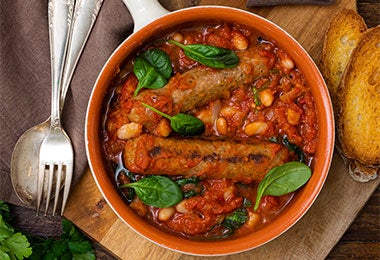 Guiso en cacerola con salchicha de atún.