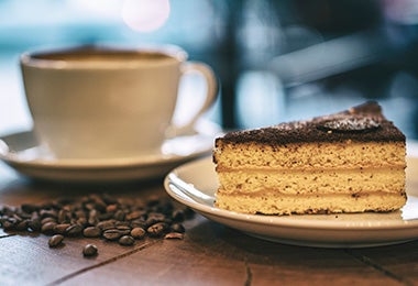 Pastel de café preparado con mantequilla casera.