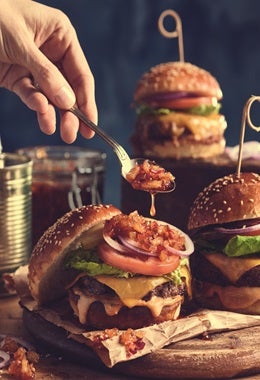Hamburguesa con chutney de mango y piña con ingredientes frescos
