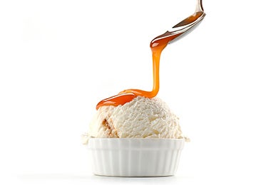 Helado casero de vainilla con caramelo