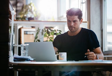 Un hombre definiendo sus objetivos para mantener su motivación personal 