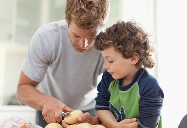 Hombre pelando papa 