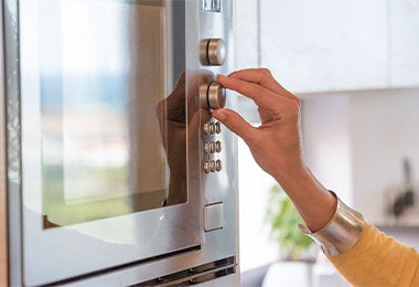 Mujer ajustando temperatura en horno para flan casero