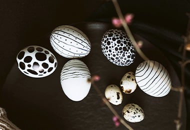 Huevos de codorniz y de gallina pintados