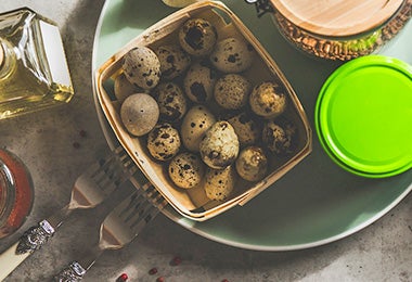 Ingredientes en mesa con huevos de codorniz con cáscara
