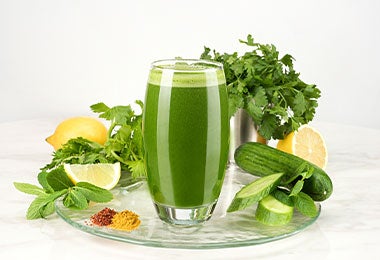 Jugo verde con vegetales y nopal.