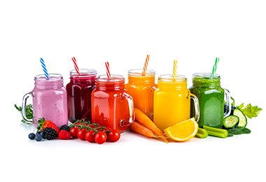 Jugos de diferentes tonalidades con los colorantes comestibles