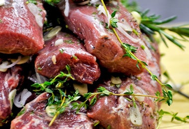 Carne de cordero marinada para usar en un kebab turco. 