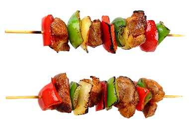 Brochetas de kebab turco con verduras. 