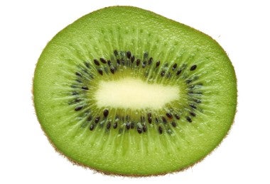 Rodaja de kiwi para incluir en la oblea con frutas.