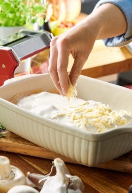 Lasaña bañada en salsa gorgonzola y queso parmesano