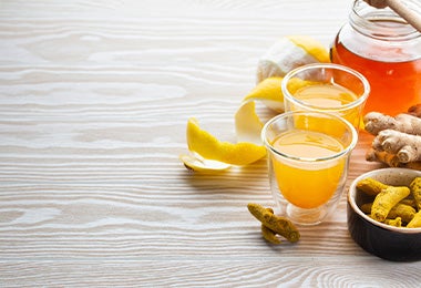 Leche dorada con jengibre, miel y naranja.  