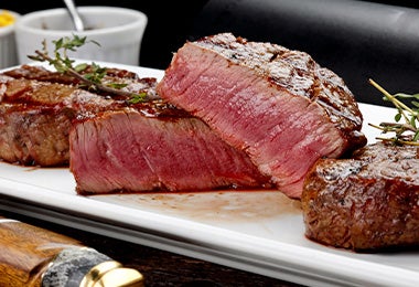 Carne asada con el centro rojo. La preparación de este alimento es común en los libros de cocina. 