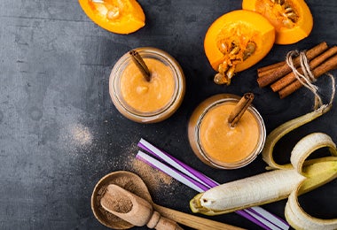 Licuadora de inmersión para batir smoothie de calabaza y plátano