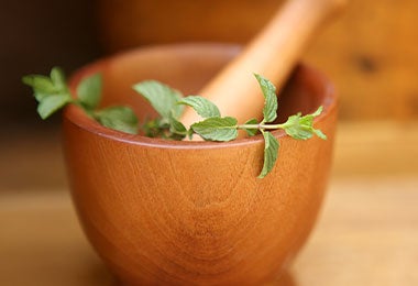 Molcajete de madera como ejemplar de utensilio prehispánico.