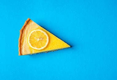 Marquesote oaxaqueño con limón encima, postre tradicional hecho con harina de arroz.