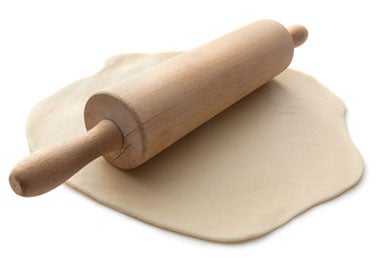 Rodillo amasando masa para empanadas de pescado.