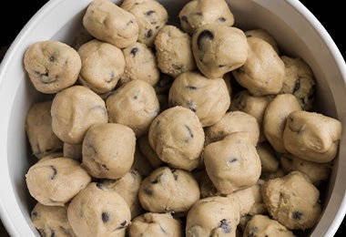 Pequeñas bolas de masa de galletas con chips de chocolate