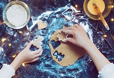 Masa y moldes para hacer casita de jengibre en navidad