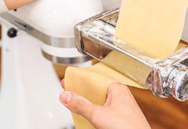 Proceso de amasado y cortado de pasta paccheri.