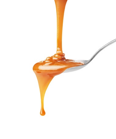 Cucharada llena de mermelada de papaya.
