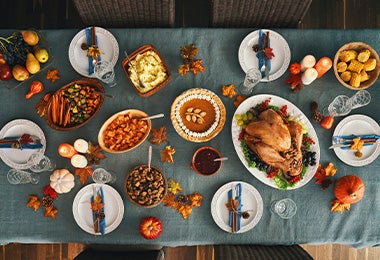 Mesa diferentes platos de comida típica de Estados Unidos 