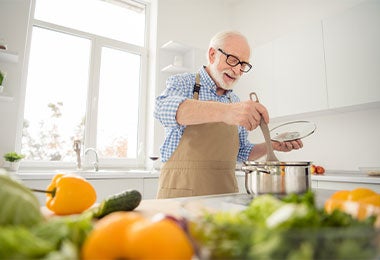 Cocinero mezclando preparación con cuchara de silicona.