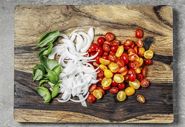 Mise en place de hierbas, cebollas y tomates cherry