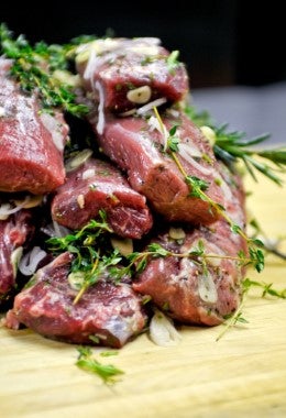 Mollejas de res marinadas con ajo y hierbas frescas, listas para cocinar