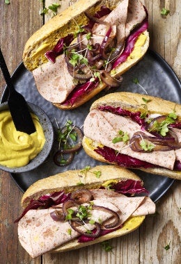 Montaditos de pan baguette con embutidos, cebolla caramelizada y mostaza