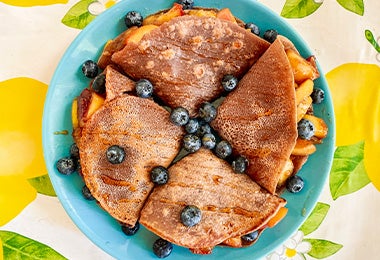 Crepes con moras azules.