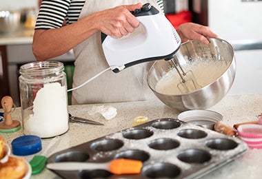 Mujer batiendo ingredientes con bicarbonato de sodio para cocinar  