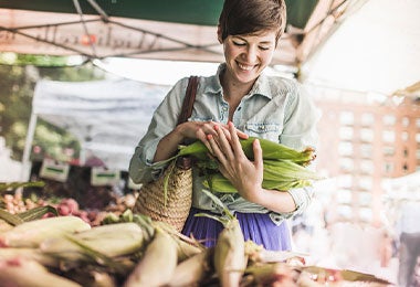 Mujer comprando en el mercado de maíz. 